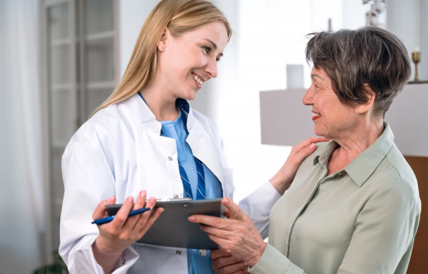 врач беседует с владельцем